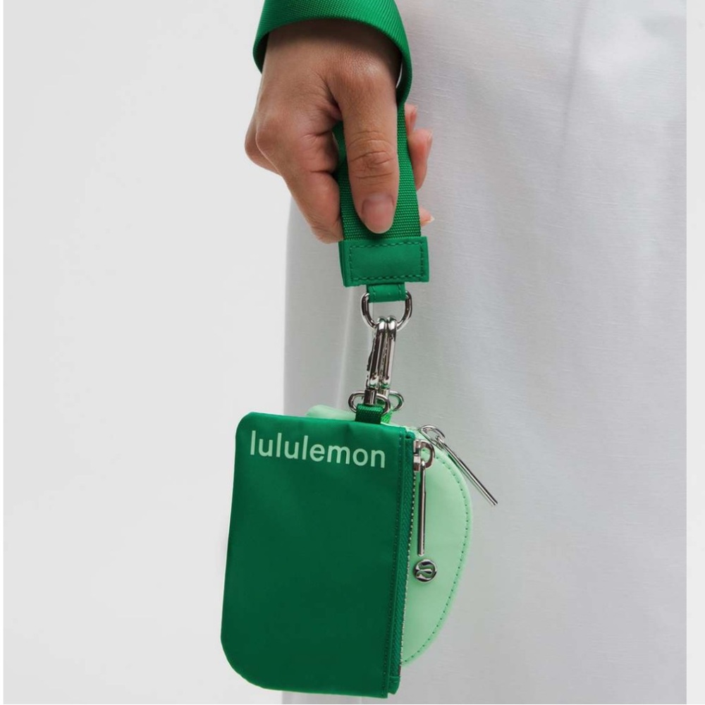 LULULEMON DUAL POUCH WRISLET! GREAT CONDITION! GREEN (Raceway Green/Citra Lime)